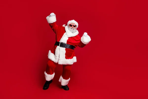 Plná délka velikosti těla pohled na atraktivní veselý Santa tanec se bavit radovat dobrou náladu izolované přes jasně červené barvy pozadí — Stock fotografie