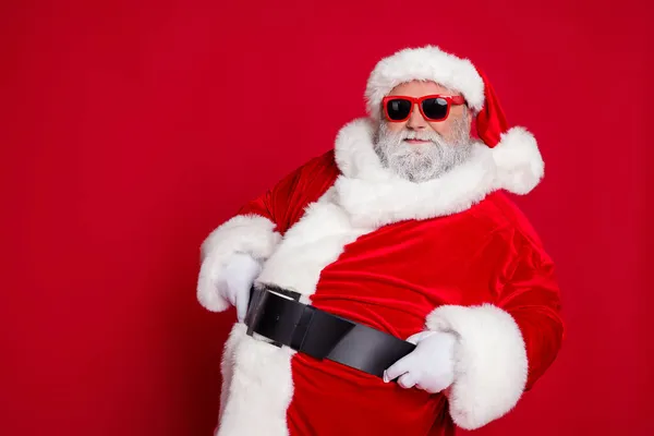 Zdjęcie śmieszne tłuszcz Santa Claus nosić czerwone nakrycia głowy kapelusz ciemne okulary uśmiechając puste miejsce świętując noel odizolowany czerwony kolor tło — Zdjęcie stockowe