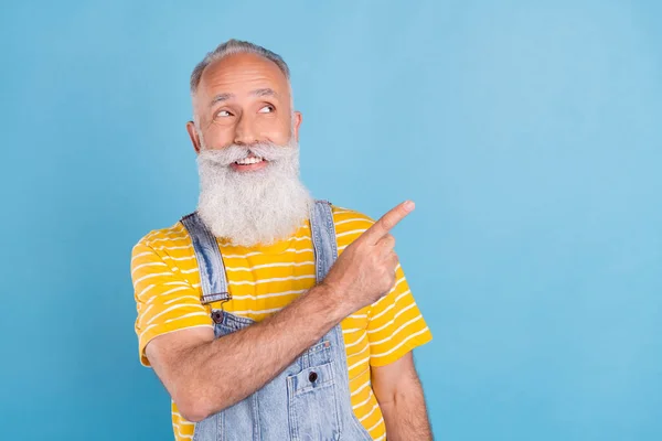 Foto de hombre gris de edad fresca usar camiseta amarilla en general aislado sobre fondo de color azul — Foto de Stock