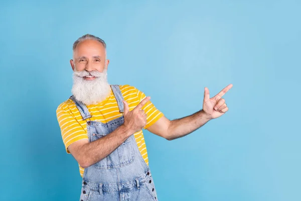 Fotografie pěkný starší bílý muž bod prázdný prostor nosit žluté tričko celkově izolované na modrém pozadí — Stock fotografie