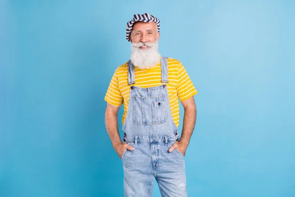面白い年齢の写真白い男は全体的に青の色の背景に隔離されたキャップ黄色のTシャツを着用 — ストック写真