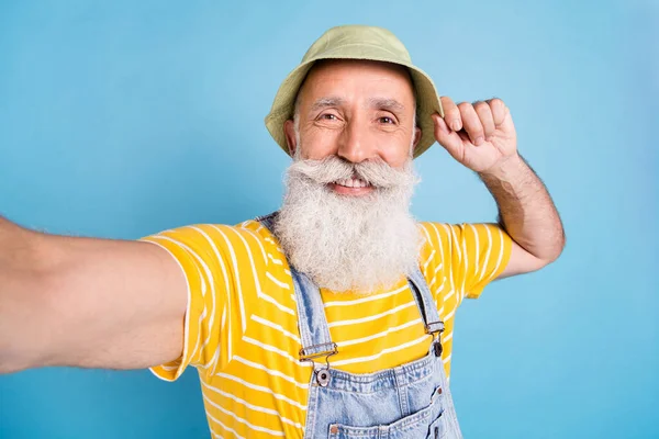 Photo de l'homme heureux heureux heureux sourire faire selfie voyage d'été isolé sur fond de couleur bleue — Photo