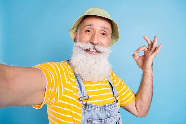 Foto von älteren Mann glücklich positives Lächeln schießen Selfie zeigen okay alrigt großes Zeichen Anzeige isoliert über blauem Hintergrund — Stockfoto