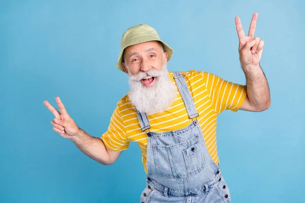 Fénykép vidám idős férfi boldog pozitív mosoly mutatják béke hűvös v-jel elszigetelt kék szín háttér — Stock Fotó
