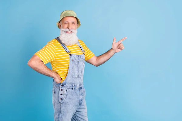 Adatlap oldal fotó idős férfi boldog pozitív mosoly pont ujj üres tér reklám tanácsadás sugallják elszigetelt felett kék színű háttér — Stock Fotó