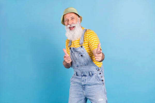 Fénykép izgatott idős férfi boldog pozitív mosoly jelzi ujjak választani elszigetelt helyett kék színű háttér — Stock Fotó