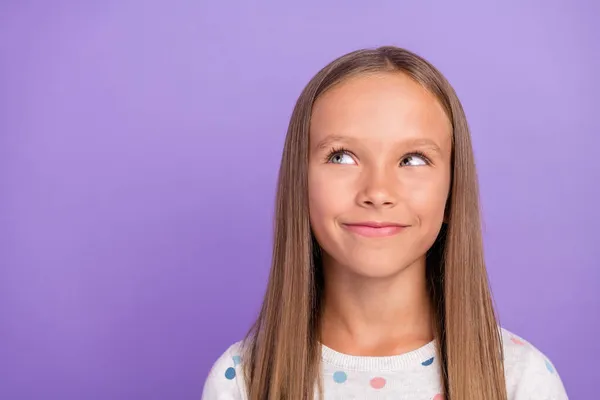 Foto de la dama pensativa de ensueño mirada vacío espacio sonrisa pensar usar camisa punteada aislado color violeta fondo — Foto de Stock