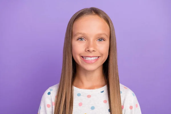 Foto de positivo adorável senhora toothy radiante sorriso desgaste pontilhado camisa isolado cor violeta fundo — Fotografia de Stock