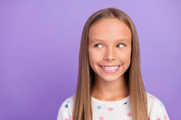 Фото мрійливої маленької леді виглядає порожнім простором блискуча посмішка носить плямисту сорочку ізольований фіолетовий кольоровий фон — стокове фото