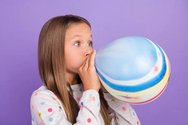 Profil fotografie bláznivé malé dáma rána nafukovat vzduch balón nosit korunu tečkované pyžama izolované fialové barvy pozadí — Stock fotografie
