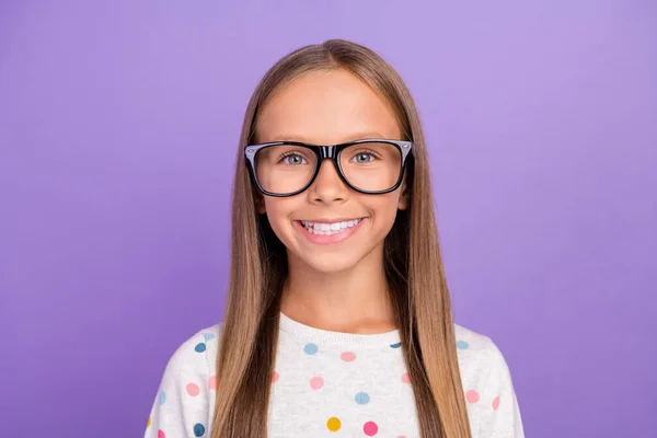 Zdjęcie wesoły mała dama promienieje uśmiech nosić okulary kropkowana koszulka nocna odizolowany fioletowy kolor tła — Zdjęcie stockowe