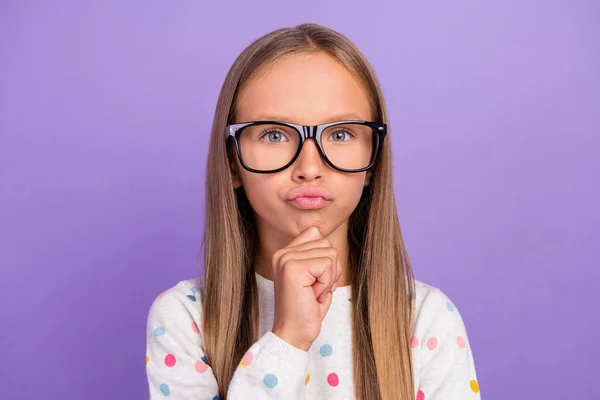 Foto van nerd geek kleine dame vinger kin denken ideeën dragen specs gestippelde pyjama geïsoleerde paarse kleur achtergrond — Stockfoto