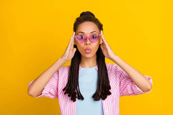 Foto de mujer africana sorprendida sin palabras reacción desgaste sunglass rayas camisa aislado color amarillo fondo — Foto de Stock