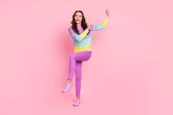 Pleine taille photo de jeune fille excitée danseuse clubber rêve regarder vide espace isolé sur fond de couleur pastel — Photo