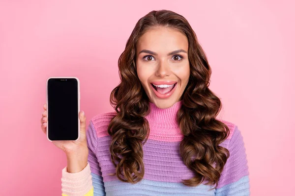 Foto der jungen aufgeregten Dame überrascht Rabatt Handy-Anzeige empfehlen isoliert über pastellfarbenen Hintergrund — Stockfoto