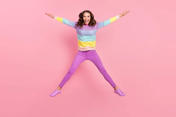 Heyecanlı genç kızın tam boy fotoğrafı. Eğlenceli atlama kıyafetleri. Pastel renkli arka planda izole edilmiş. — Stok fotoğraf