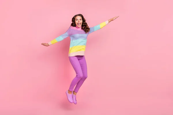Full längd foto av unga flicka armar vingar flyga glada njuta dröm isolerad över pastell färg bakgrund — Stockfoto