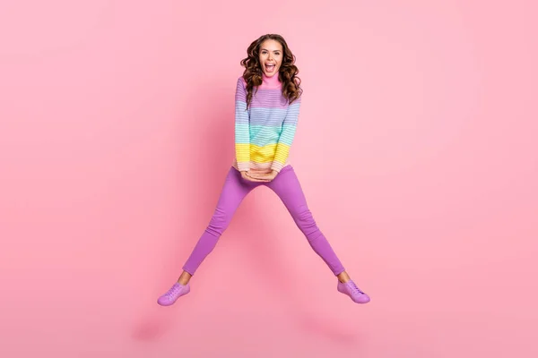 Full längd foto av ung upphetsad flicka hoppa aktiv fluga energisk isolerad över pastell färg bakgrund — Stockfoto