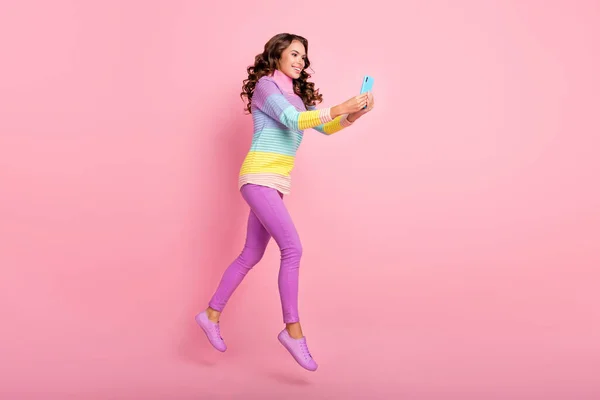 Atlayan genç kızın tam boy profil fotoğrafı. Renkli arka planda izole edilmiş selfie çekin. — Stok fotoğraf