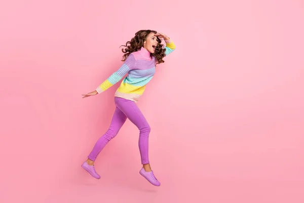 Повна фотографія профілю тіла молодої дівчини здивована з нетерпінням очікуванням продажу стрибок ізольовано на пастельному кольоровому фоні — стокове фото