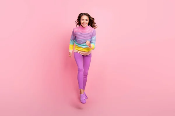 Foto de tamaño completo de la joven chica bonita buen humor correr rápido volar salto aislado sobre fondo de color pastel —  Fotos de Stock