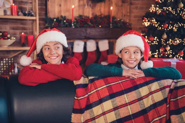 Porträtt av attraktiva glada syskon tillbringar nyår semester vistas på inredda interiör hem inomhus — Stockfoto