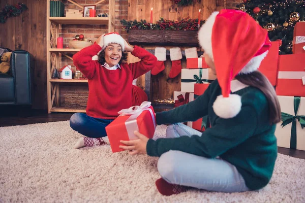 Ritratto di attraente allegro fratelli Babbo Natale aiutanti scambio scatole regalo avendo divertimento evento tempo occasione fata a decorato loft interno casa al chiuso — Foto Stock