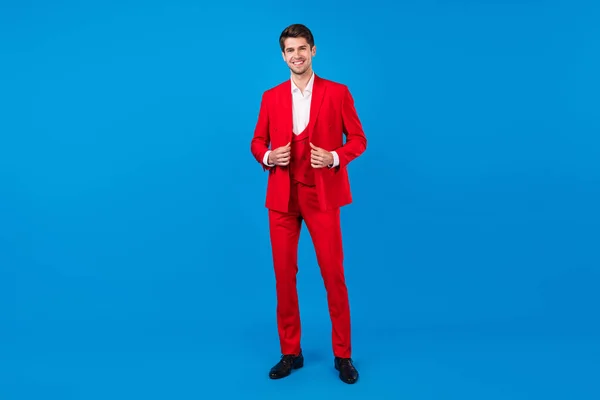 Full body photo of young man happy positive smile wear elegant suit macho isolated over blue color background — Stock Photo, Image