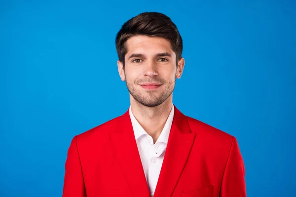 Foto de joven hombre de negocios guapo feliz sonrisa positiva confiado aislado sobre fondo de color azul — Foto de Stock