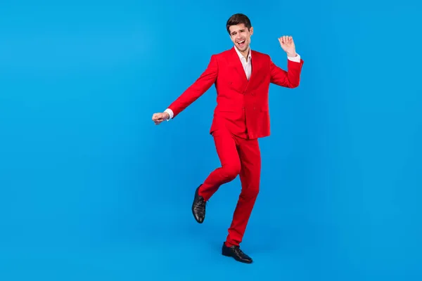 Teljes méretű fotó a fiatal férfi boldog pozitív mosoly jó szórakozást tánc fél elszigetelt felett kék színű háttér — Stock Fotó