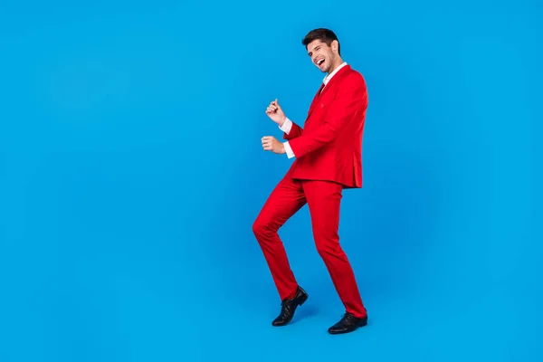 Полный профиль тела боковая фотография молодого человека счастливая положительная улыбка клуб весело танцуют изолированы на голубом фоне — стоковое фото