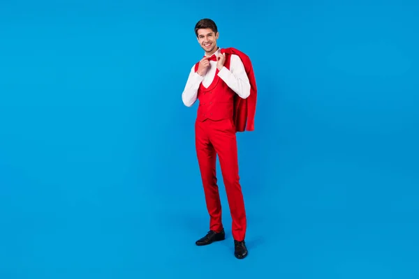 Foto de comprimento total do jovem feliz sorriso positivo correção laço preparar data elegante de três peças isoladas sobre fundo de cor azul — Fotografia de Stock