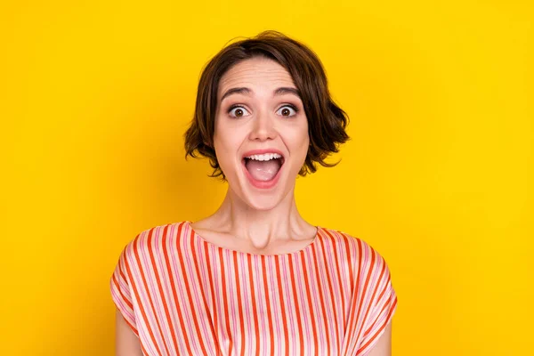 Retrato de atraente alegre alegre menina de cabelos castanhos grande reação notícia isolado sobre fundo de cor amarela brilhante — Fotografia de Stock