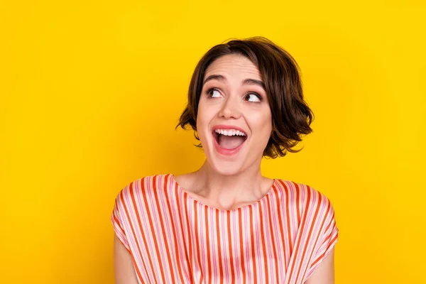 Portret van aantrekkelijk nieuwsgierig vrolijk bruin-harig meisje cool nieuws reactie kopieerruimte geïsoleerd over helder gele kleur achtergrond — Stockfoto