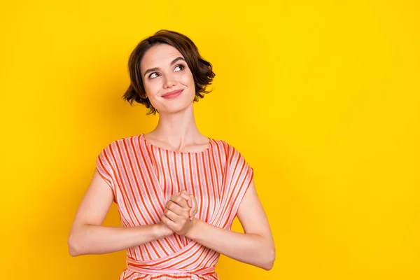 Portret van aantrekkelijke vrolijke meisje fantaseren kopiëren ruimte geïsoleerd over helder gele kleur achtergrond — Stockfoto