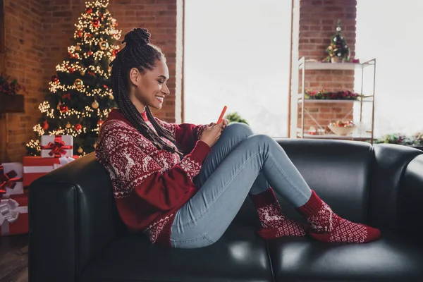 Foto av dröm härlig positiv dam hålla telefon chat gratulera meddelande bära jumper i inredda hem inomhus — Stockfoto