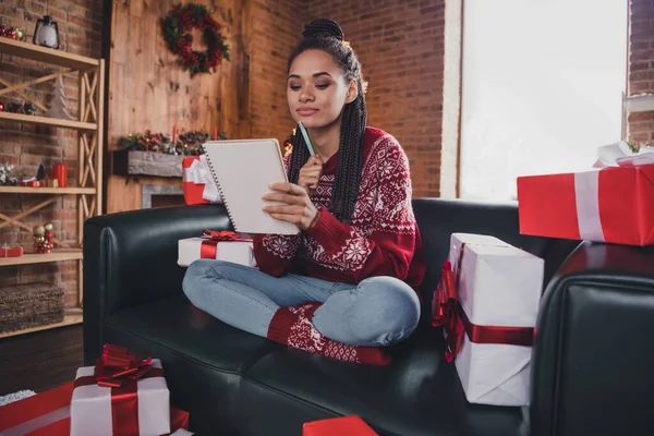 Foto av sinnade kreativa dam förbereda julklappar önskelista tror närvarande slitage jumper i dekorerade hem inomhus — Stockfoto