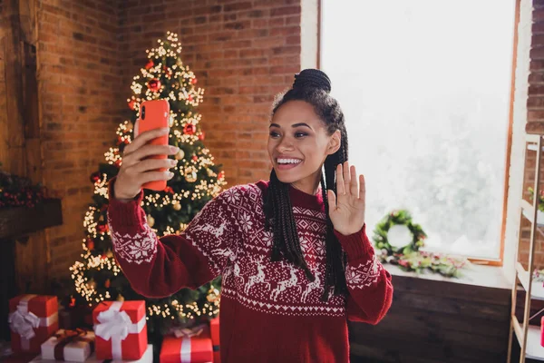 Foto van vriendelijke influencer dame houden telefoon opnemen video felicitatie slijtage trui in versierd huis binnen — Stockfoto