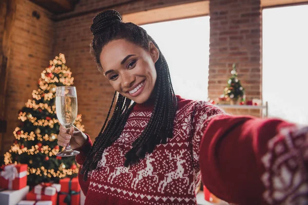 Foto van blogger influencer dame nemen selfie drinken mousserende wijn slijtage pullover in versierd huis binnen — Stockfoto