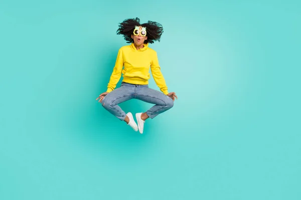 Full längd kroppsstorlek bild av trevlig komisk förvånad glad flicka hoppa bär specifikationer isolerade över ljusa teal turkos färg bakgrund — Stockfoto