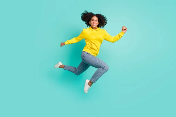 Comprimento total vista tamanho do corpo de menina alegre atraente pulando correndo bom humor isolado sobre fundo de cor azul-turquesa brilhante teal — Fotografia de Stock