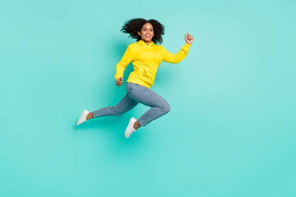 Tamanho do corpo de comprimento total vista de menina alegre atraente pulando correndo rápido isolado sobre fundo de cor azul-turquesa brilhante teal — Fotografia de Stock