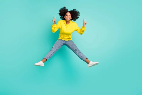 Volledige lichaamsomvang uitzicht van mooie funky vrolijke meisje springen tonen v-teken geïsoleerd over heldere teal turquoise kleur achtergrond — Stockfoto