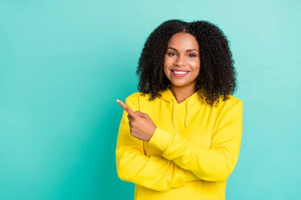 Foto portrét žena s úsměvem ukazující copyspace doporučující izolované živé tyrkysové barvy pozadí — Stock fotografie