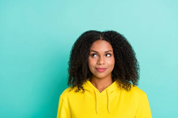 Foto retrato encaracolado mulher vestindo amarelo com capuz olhando copyspace sorrindo isolado brilhante teal cor fundo — Fotografia de Stock