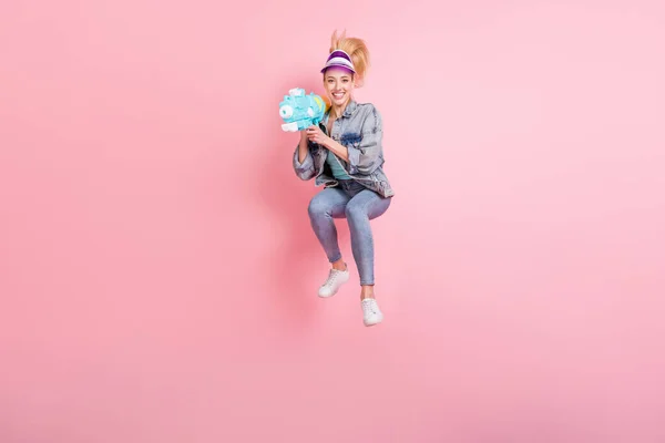 Full body foto di carino sportivo signora sparare salto indossare jeans cappello camicia isolato su sfondo rosa — Foto Stock