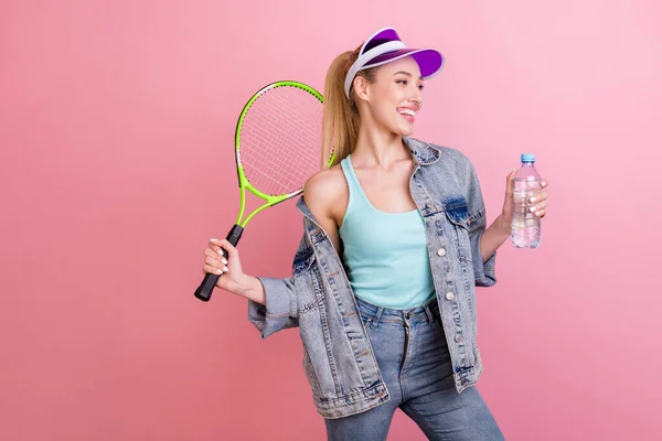 Foto van mooie blonde jonge dame spelen tennis look lege ruimte dragen blauwe top jas vizier geïsoleerd op roze kleur achtergrond — Stockfoto