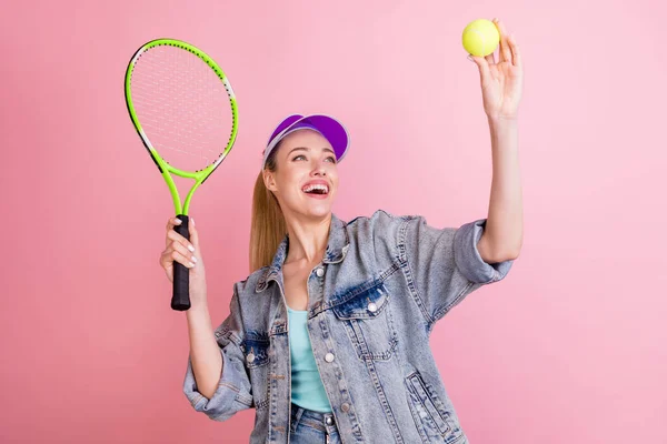 Funk sarışını, bin yıllık tenis oynayan bir kadının fotoğrafı. Pembe arka planda izole edilmiş mavi bir ceket giyin. — Stok fotoğraf