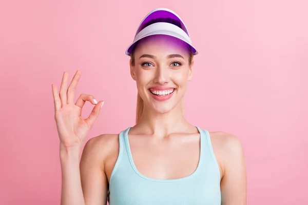 Retrato de chica atractiva contenido alegre mostrando ok-signo de confianza decisión solución aislado sobre fondo de color pastel rosa —  Fotos de Stock