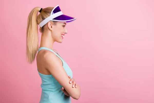 Profil fotó az optimista farok frizura fiatal sportos hölgy keresztbe karok néz kopás kalap türkiz felső elszigetelt rózsaszín háttér — Stock Fotó